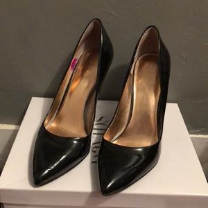 Jessica Simpson- black shiny heels